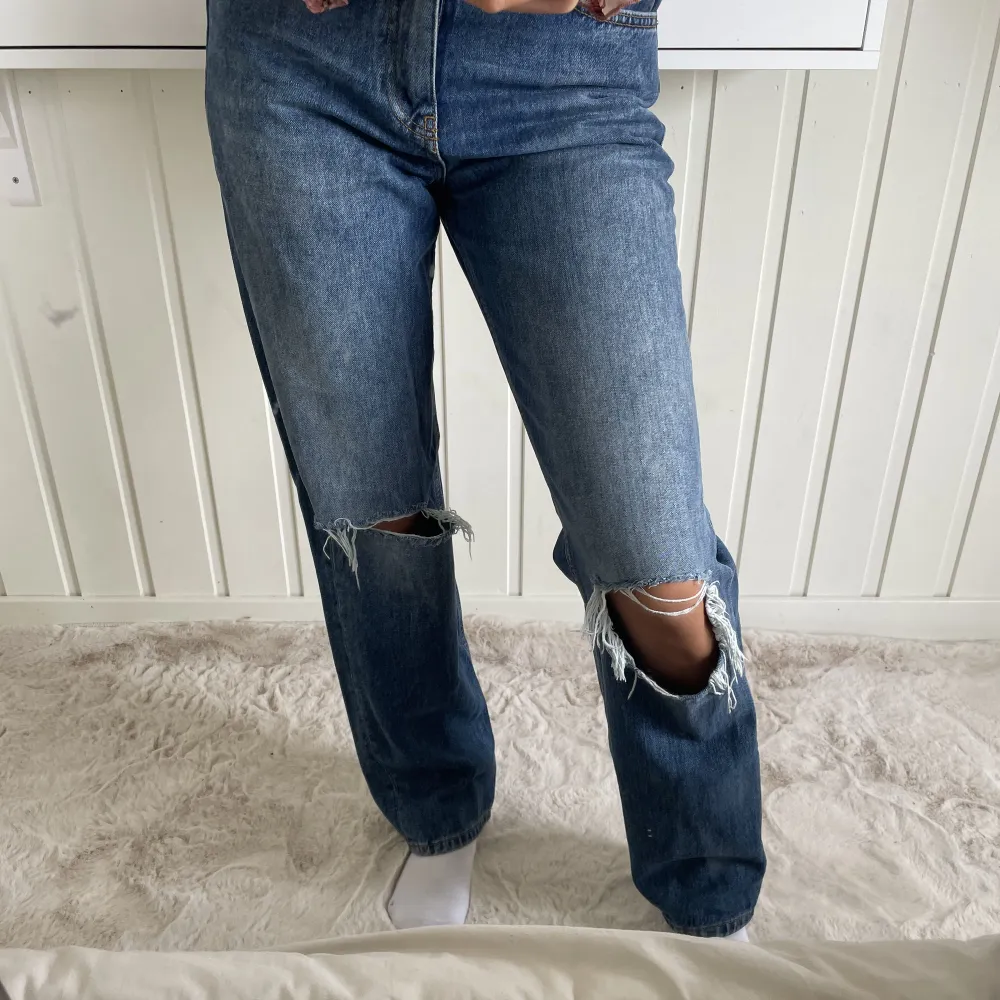 Säljer dessa snygga jeans från gina då de är för små för mig☺️. Jeans & Byxor.