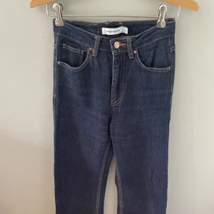 Mörkblå jeans - Snygga högmidjade jeans från Carin Wester i gott skick⭐️