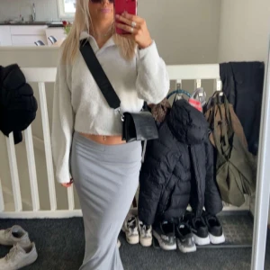 Stickad tröja - Vit stickad tröja som ej kommit till användning hos mig. Jätte mysig med lite öppen krage som fin detalj. 