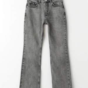 Säljer ett par Gina Tricot jeans, stl 34/36. Köpte för ca ett halvår sen för 499. Jeansen är lite missfärgade vid knäna(se bild 3) därav priset. Köp för 189 plus frakt.😊