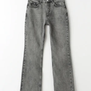 Gina tricot jeans - Säljer ett par Gina Tricot jeans, stl 34/36. Köpte för ca ett halvår sen för 499. Jeansen är lite missfärgade vid knäna(se bild 3) därav priset. Köp för 189 plus frakt.😊