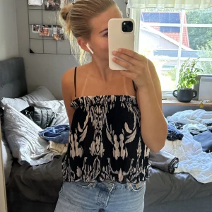 Topp - denna toppen går att använda med och utan band och väldigt stretchig! 