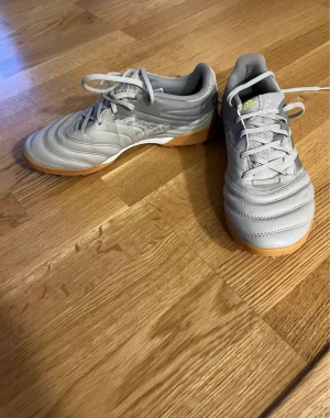 Adidas grusskor  - Knappt använda grusskor från Adidas, Strl 40 