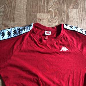 Röd kappa T-shirt strl medium 