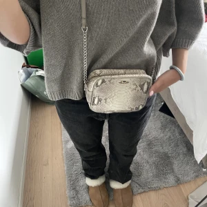 Zadig & voltaire väska  - Zadig väska i bra skick andvänd fåtal gånger men har dock fått en liten färg fläck längst upp i hörnet därav säljer jag den så billigt. Perfekt väska när man ska ut eller till vardags. Man får plats med allt det nödvändiga. 