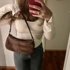 Väska  - Söt brun handväska från Monki. Bara använd 1 gång.🥰