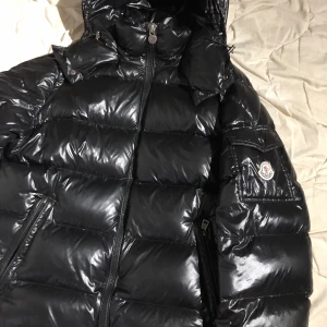 Moncler maya jacka  - Moncler maya jacka i väldigt fint skick, minimalt använd! Storlek 3, sitter som en medium. 