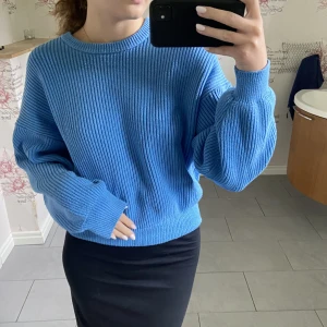 stickad tröja  - säljer denna fina blåa stickade tröja ifrån zara, då den inte kommer till användning!