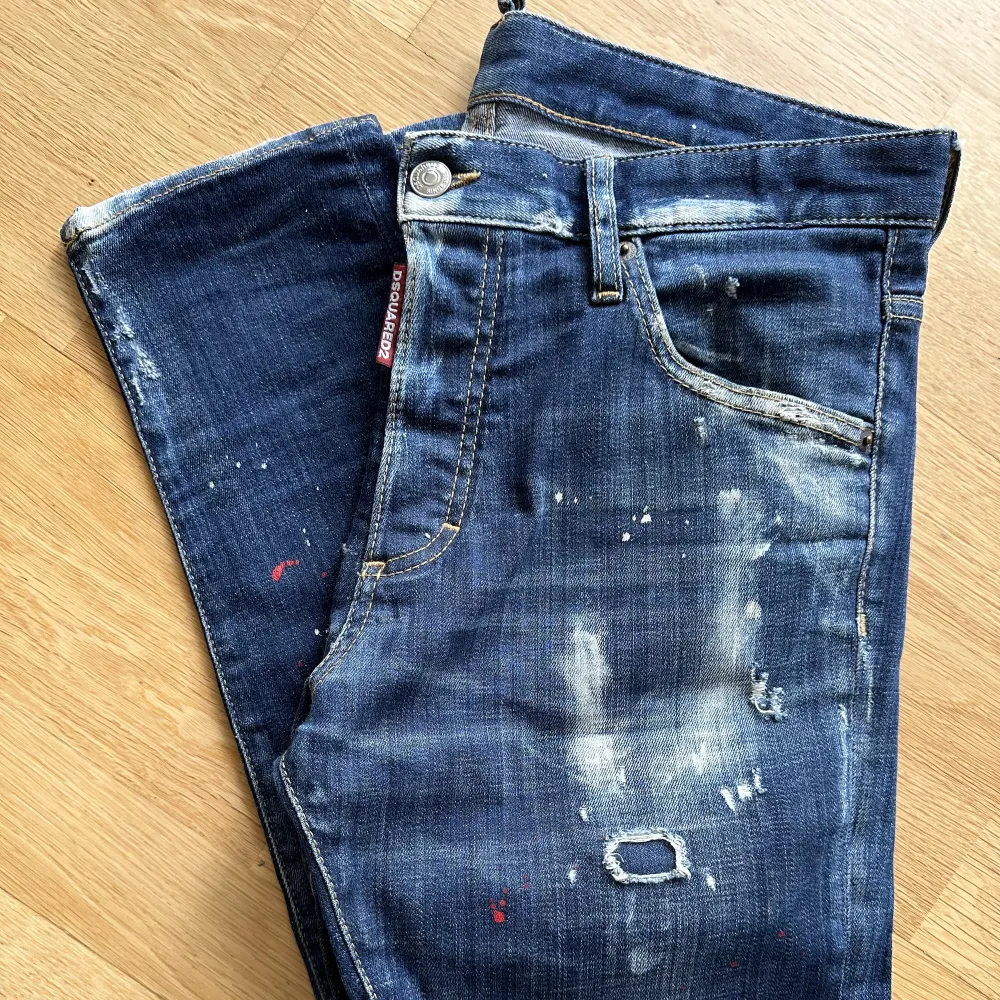 Ett par dsquared jeans med snygga detaljer. Strl 46 i italiensk storlek.. Jeans & Byxor.
