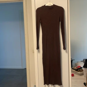 Stickad klänning - Stickadklänning i färgen brun. Den är i standard storlek, då den passar alla mellan XS-L. 