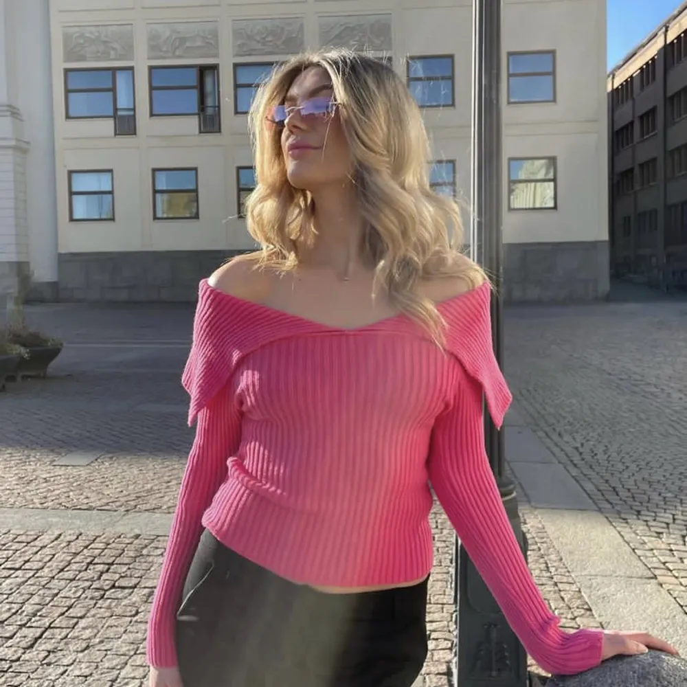 En rosa off-shoulder stickad tröja från missäy aldrig använd storlek onesize passar XS-L Köpte för 380kr säljer för 100kr. Stickat.