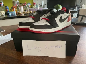 Jordan 1 low og black toe  - Ett par helt nya och oanvända Jordan 1 low og black toe. De är aldrig testade!  Beställdes från Nikes SNKRS app den 4 augusti 2023. Kvitto finns✅ storlek 41/us 8. Hör av er om ni har Några frågor!!!