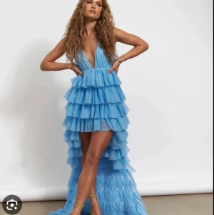 Blå tyllklänning  - Hej!✨ Säjer nu den mest fantastiska klänningen eftersom den inte kommer till användning. Det är storlek 36 men passar 34 också. 💙