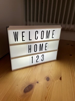 Ljus box / light box - Säljer denna inprincip oanvända light box som jag köpte på teknikmagasinet för 300kr. Jätte fin och mysig nu när höst o vinter närmar sig🤩mått: 29,5 cm lång, 21,5 cm hög och 5,5 cm tjock😊Medföljer flera bokstäver och siffror!