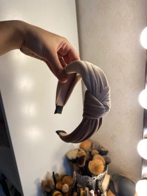 Hårband, halsband/örhänge  - Säljer dessa oanvända accessorer, hårband 20kr halsband plus örhänge 20kr