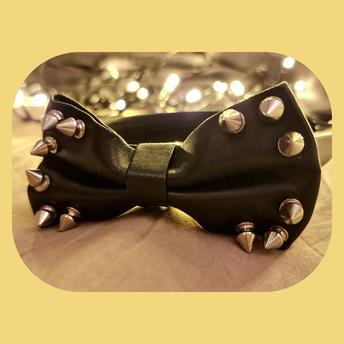 Diadem med rosett med nitar