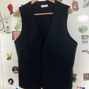 Lindbergh Vest large  - Lindbergh vest i storlek large  Nyskick bara använd 1 gång  Nypris 699kr