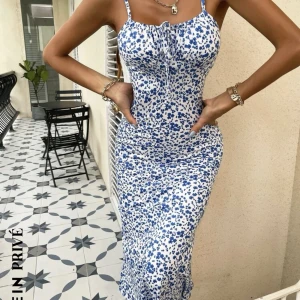 En blå blommig klänning - En väldigt skön och stretchig Blå blommig klänning. Väldigt fin passform i storlek xs 