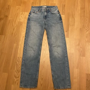 Jeans från Gina Tricot, Low-waist Straight - Hela,fräscha, jätte bra skick, använts cirka 3-5 gånger 