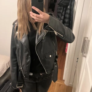Zara skinnjacka  - Supersnygg ❤️‍🔥 skinnjacka från zara. Storlek s. Köpt förra året men sparsamt använd, säljer för att den inte kommer till andvändning ❤️‍🔥❤️‍🔥