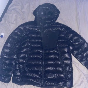 Cp company goggle jacket - En perfekt höst/vår jacka från cp company i storlek L men passar även M. Jackan är i bra hyfsat bra skick har några små skavanker som enkelt kan lösas hos en skräddare eller hemma själv. Hör gärna av dig om du har några frågor!!