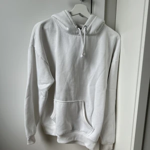 Vit Hoodie - Vit Hoodie från bikbok. Lite skrynklig men det löser sig i tvätten. Inga missfärgningar eller defekter. 