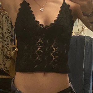 linne!! - supergulligt croppat linne med broderad stil, med inbyggd bh/topp! verkligen ett superfint linne som jag har haft på mig max 3 gånger! så det är i fint skick. nypris vad 199 kr , pris kan alltid diskuteras!! skriv ifall du undrar något❣️