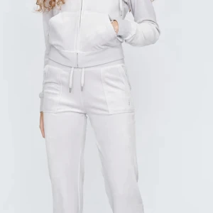 Quite grey juciy couture  - Nu säljer jag mina juciy byxor i färgen quite grey som är en ljusgrå förg, byxorna är köpta i januari och har används cirka 3 ggr. Skriv för bättre bilder eller bilder på. Storlek XS och köpta för 1200 men säljs billigare 