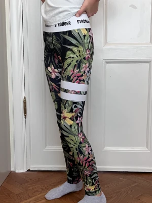 Stronger Vietnam tights - Sköna tights i jättefint skick från Stronger. 