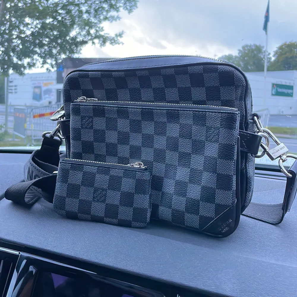 Säljer nu min Louis Vuitton Trio bag, hyfsat nyskick. . Väskor.