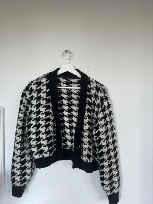 Stickad kofta - Fin stickad kofta som är andvänd ett fåtal gånger, nyskick.