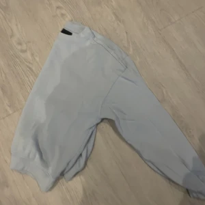 Hoodie - En ljus blå sweatshirt från lager 157