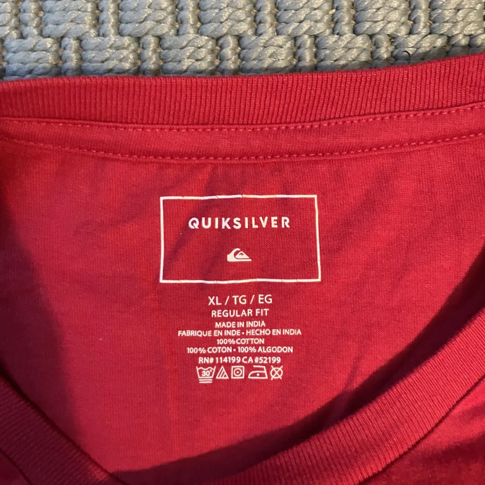 Röd Quiksilver T-shirt. Endast 40 spänn.. T-shirts.