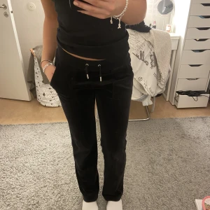Juicy Couture - Säljer mina juicy Couture byxor då de ej kommer till användning. Skicket är fint och priset kan diskuteras 💕💕💕💕 