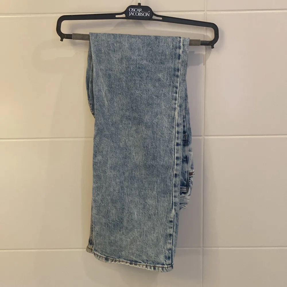 Typ blåa jeans modellen heter typ Wade eller straight tror jag, säljs för att dom inte används ( hon som bär jeansen är 163-164 cm)👌🏼❤️. Jeans & Byxor.