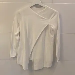 En vit ganska tun typ tröja/kofta, säljs för att den är för liten och för kort i armarna och för att den inte används ( hon som bär tröjan är 163-164 cm)👌🏼❤️