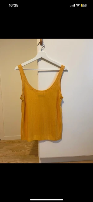 Linne  - Begagnat skick. Kan förekomma några noppror. Storlek M men passar även L/ liten XL beroende på hur man vill att den ska sitta.