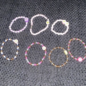 Armband - Säljer ett pack med armband för 30kr eller 10kr styck plus frakt! Alla armband är handgjorda! 🙌🏻