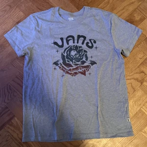 Ny Vans T-Shirt - Säljer denna nya skit snygga vans tröja. Den är helt ny endast provad. Passar perfekt till alla stilar och under en Hoodie. Kan gå ner i pris vid snabb affär! Som sagt helt ny!