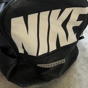 Nike väska - Rymmer mycket och bra. Skicket är bra