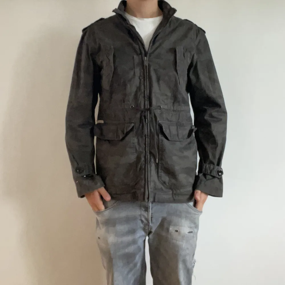 Hilfiger Denim Field Jacket - storlek M - varan är i jätte fint skick- modellen är 188cm och 83kg - vid frågor eller funderingar är det bara att skriva!. Takit.