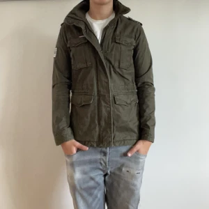 Field Jacket  - Superdry Field Jacket - storlek m - varan är i jätte fint skick - modellen är 188cm och 83kg - vid frågor eller funderingar är det bara att skriva!