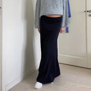 Maxikjol  - Såå snygg maxikjol som är lite tjockare i tyget vilket är perfekt nu till hösten🥰 köpt secondhand men i bra skick, jag är 175 lång