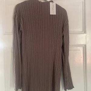 Klänning från NA-KD - Ribbad klänning från NA-KD.endast provad med lapp kvar.Den är i strlk S men passar även M,skickar gärna fler bilder😀