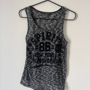 Sportigt linne - Linne från Primark med tryck