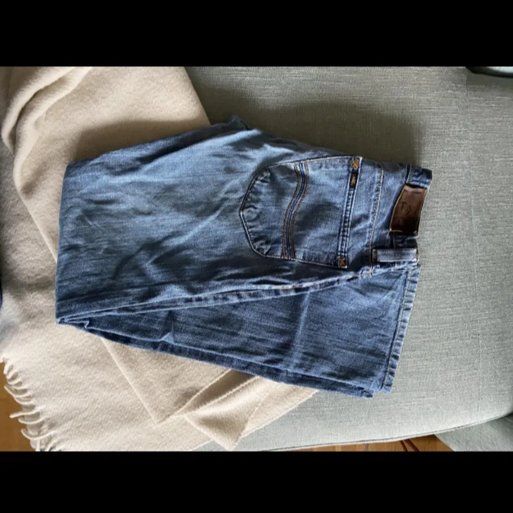 Super snygga bootcut jeans från lee 🩷tyvärr för stora så däljer dom. Storlek w28 L34. Köparen står för frakt. Jeans & Byxor.