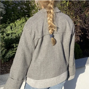 Höstjacka rutig - Säljer min fina grå höstjacka 🍂lånade bilder!! 