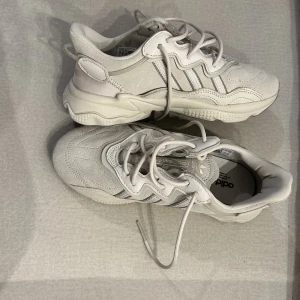 Adidas skor  - Oanvända. Modell: OZWEEGO SHOES Storlek: 38 2/3 Original pris 1299kr  Strumpliknande passform Knyts med snören Ovandel i stickat material och syntetläder med överdrag i TPU Mjukt, åtsittande och lätt material Textilfoder EVA-mellansula med dämpande Ad
