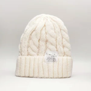 Mössa  - NY! Säljer sprillans nya handstickade mössor. Perfekta till hösten & vintern. Storleken är one size och det är bara att skriva om ni har flera frågor:) 