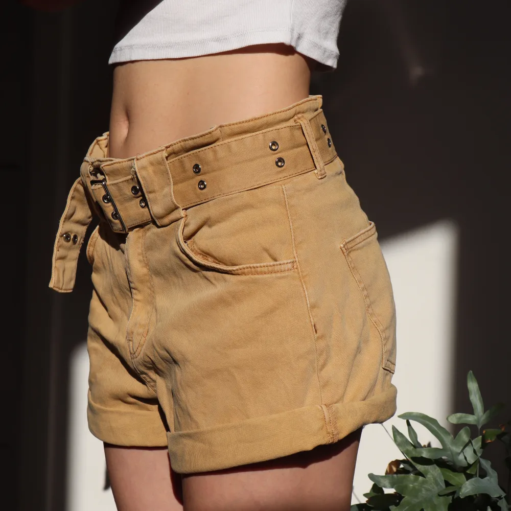 Sköna cargo shorts med tjockt bälte som går att ta av. Perfekt skick säljer för att jag inte använder dom längre.. Shorts.